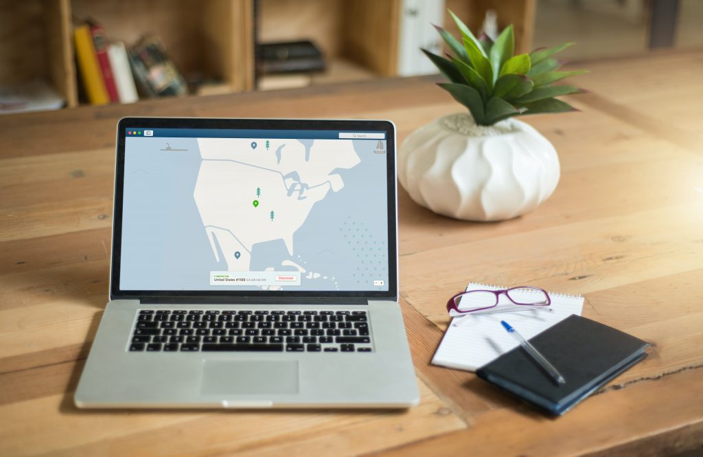 Pc portable posé sur un bureau et smartphone et stylo 
