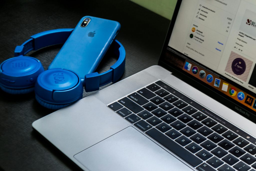 Casque, smartphone et pc portable 